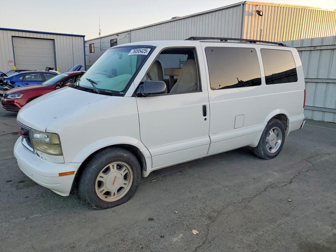 2003 GMC Safari, VIN 1GKDM19X93B507598 — Minor dents and scratches
