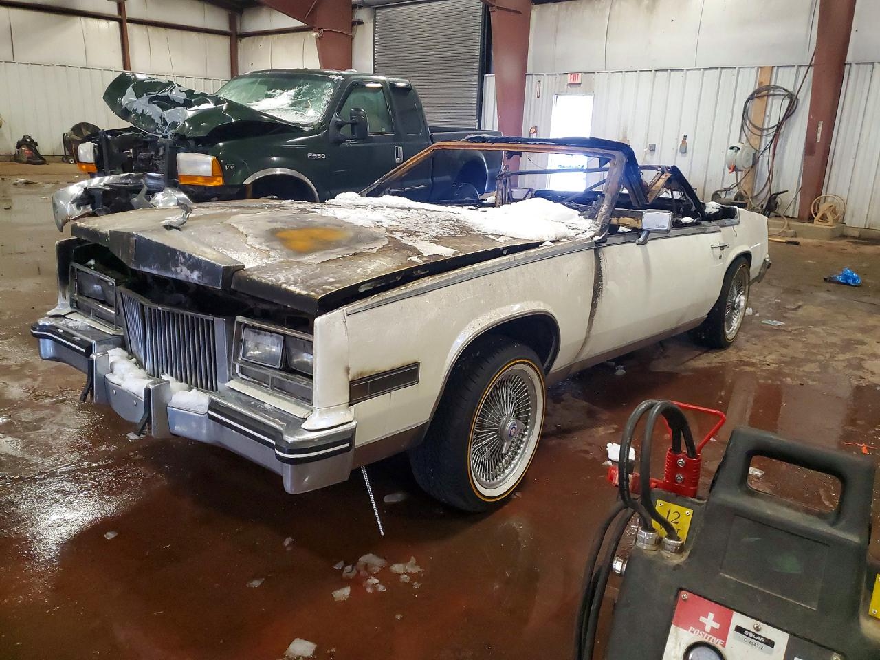 1985 Cadillac Eldorado, VIN 1G6EL6782FE606457 — Пожар
