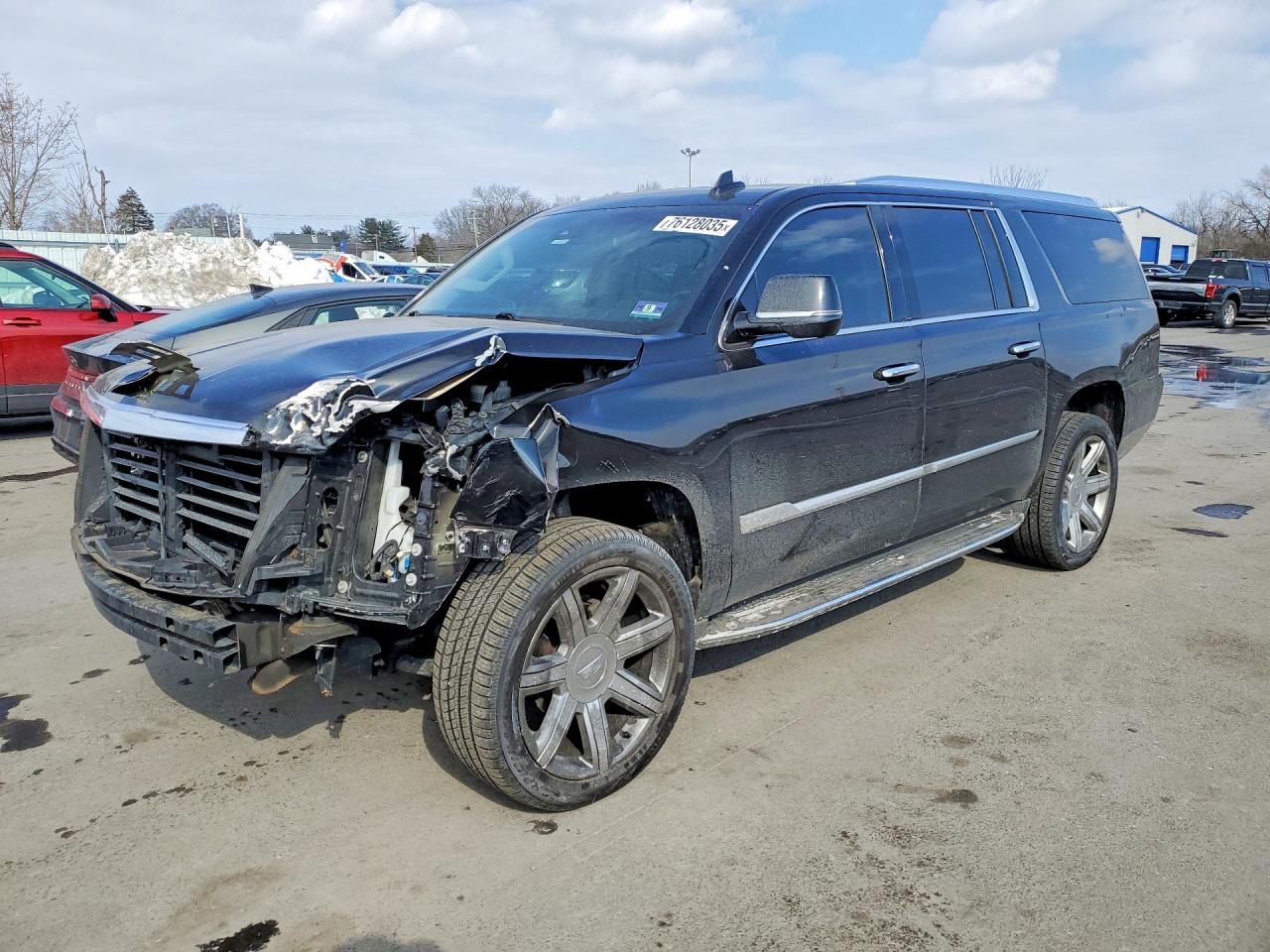 2017 Cadillac Escalade ESV Luxury, VIN 1GYS4HKJ7HR319298 — Front end
