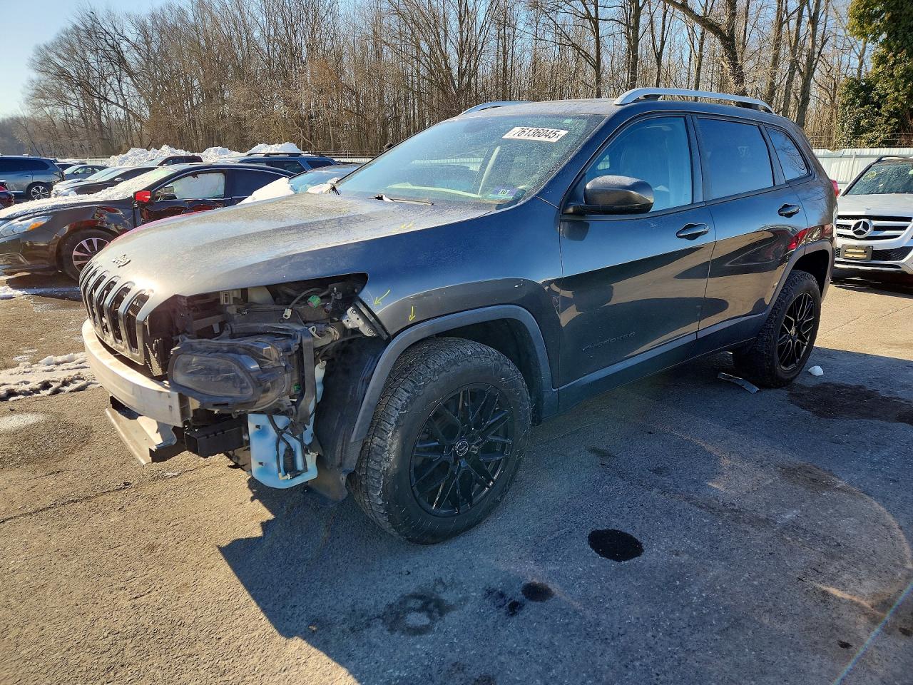 2016 Jeep Cherokee Limited, VIN 1C4PJMDS0GW142869 — Front end