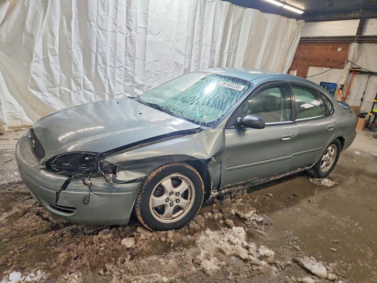 2005 Ford Taurus SE, VIN 1FAFP53U55A192783 — Front end
