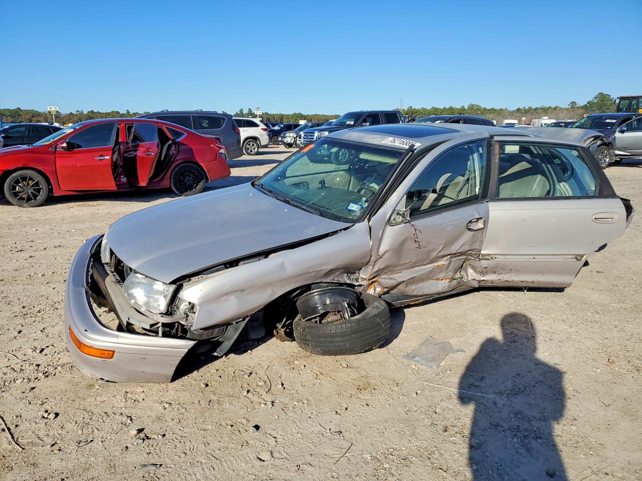 1997 Toyota Avalon XLS, VIN 4T1BF12B9VU171160 — Side