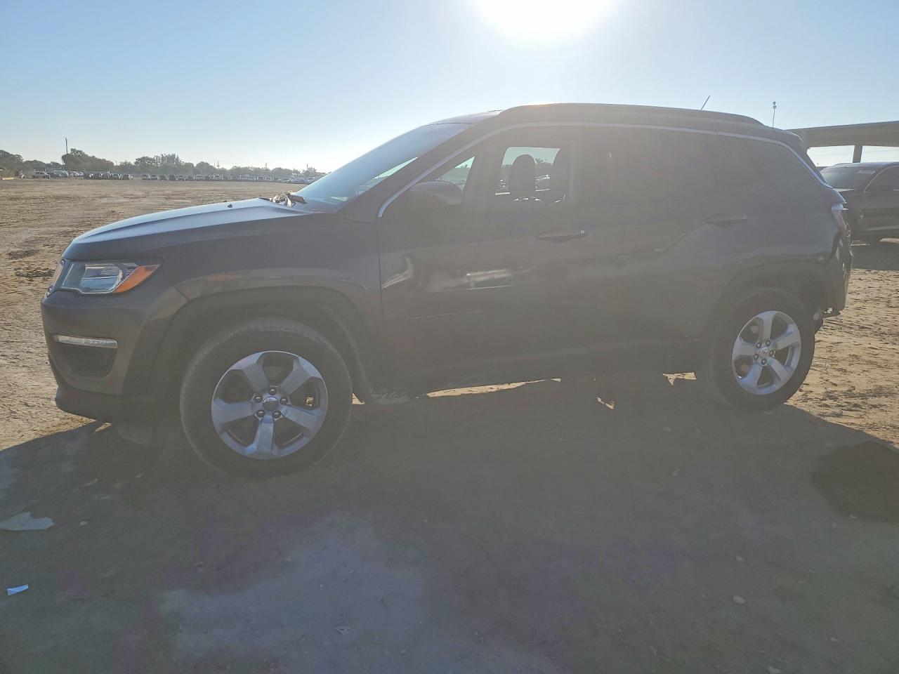 2018 Jeep Compass Latitude, VIN 3C4NJCBB9JT293372 — Rear end