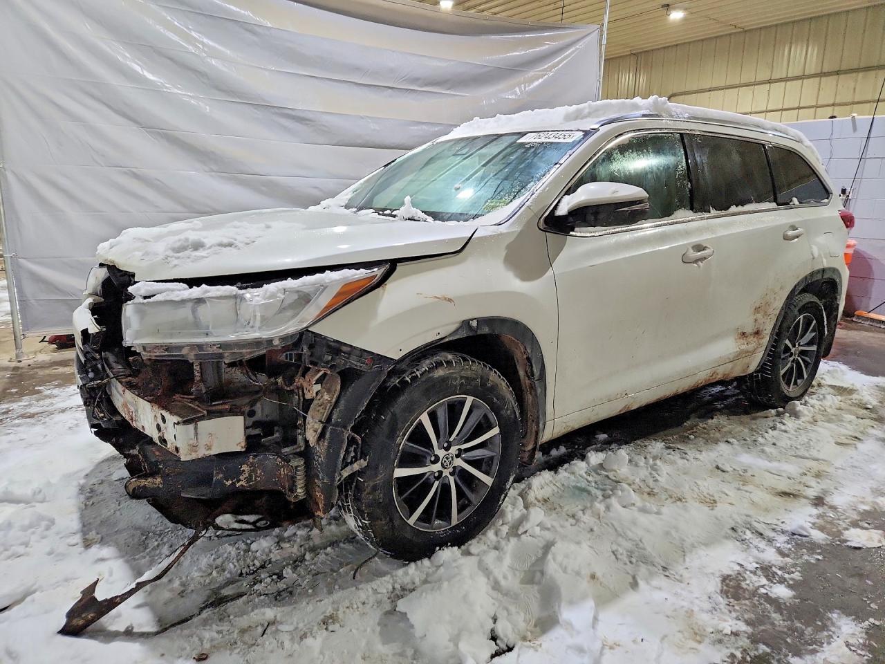 2018 Toyota Highlander XLE, VIN 5TDJZRFH9JS526931 — Front end