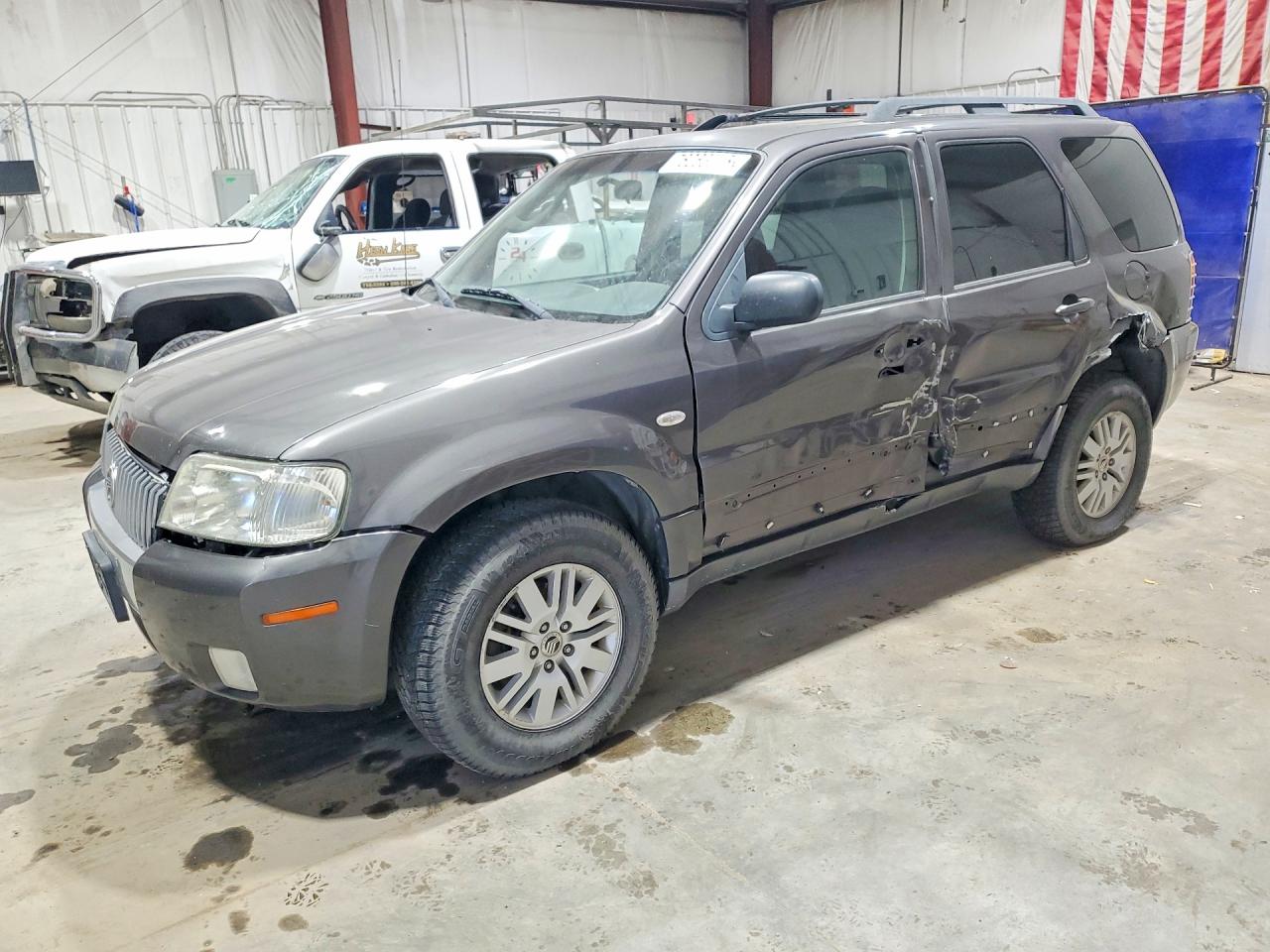 2006 Mercury Mariner Luxury, VIN 4M2YU57126KJ17718 — Side
