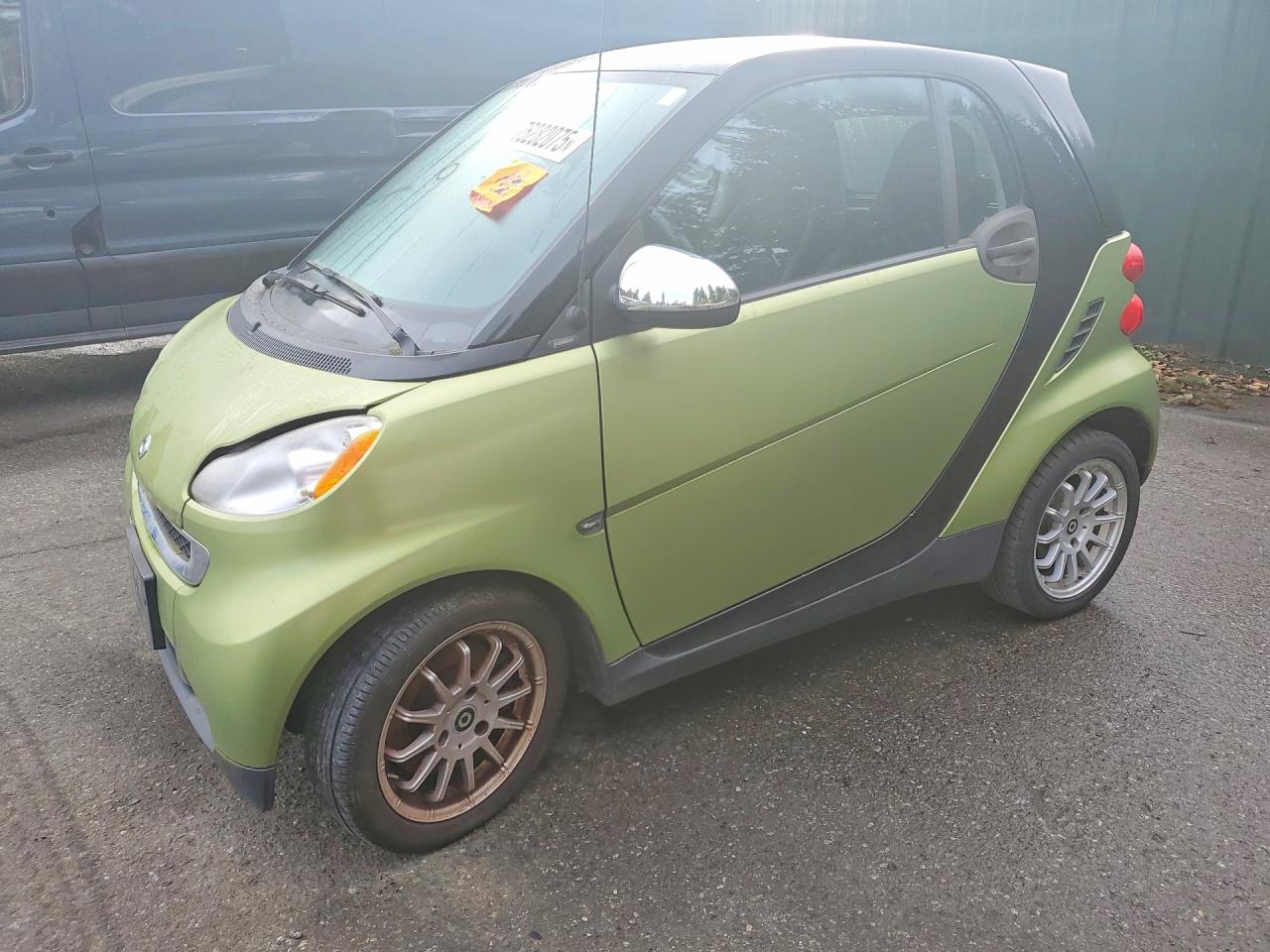 2011 Smart fortwo Pure, VIN WMEEJ3BA6BK438444 — Front end
