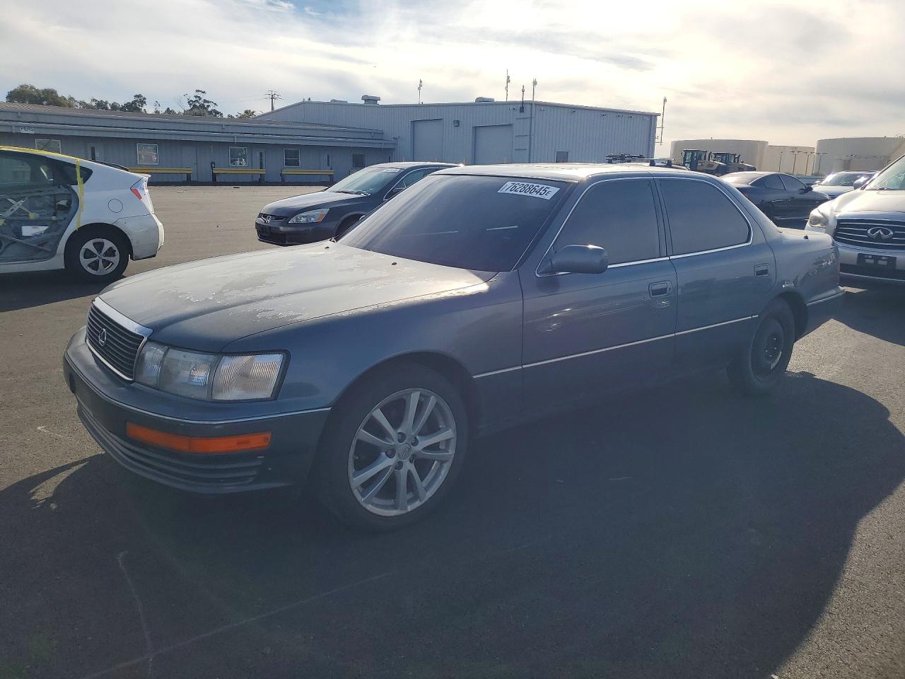 1992 Lexus LS 400, VIN JT8UF11E5N0100276 — Side