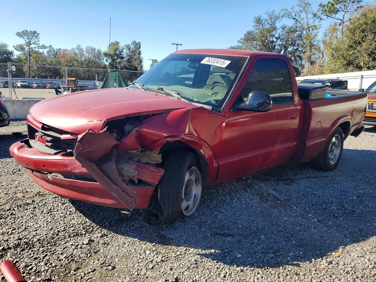 1996 GMC Sonoma, VIN 1GTCS1447T8515495 — Front end
