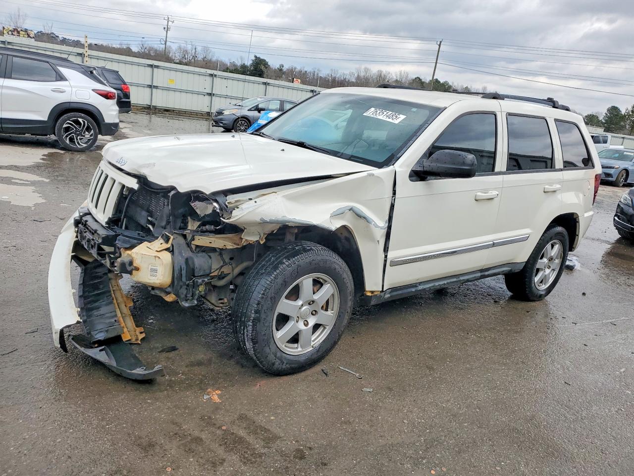 2010 Jeep Grand Cherokee Laredo, VIN 1J4PS4GK2AC126345 — Front end