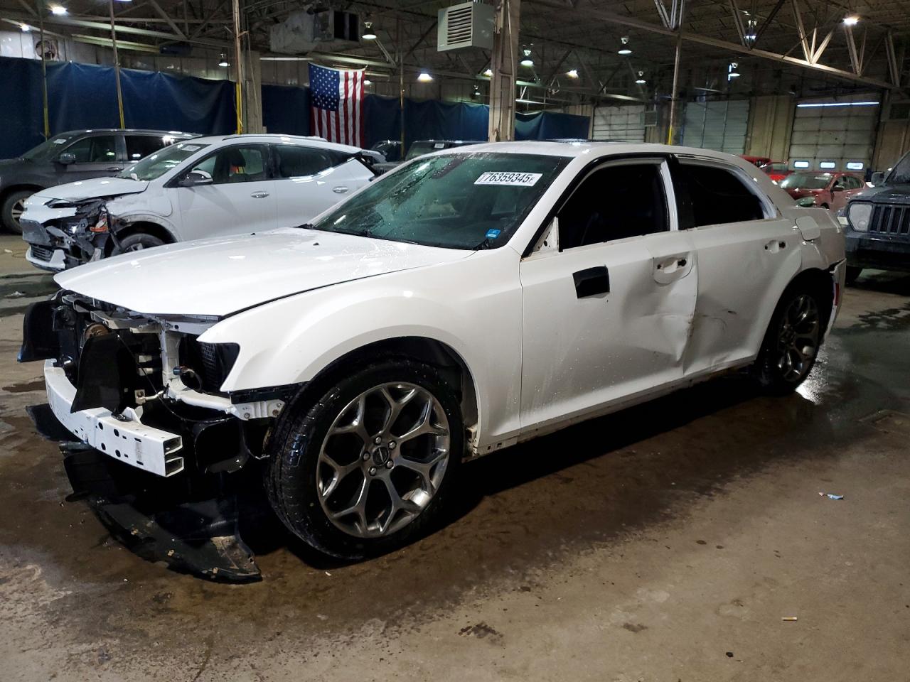 2015 Chrysler 300 S, VIN 2C3CCABGXFH830434 — Бок