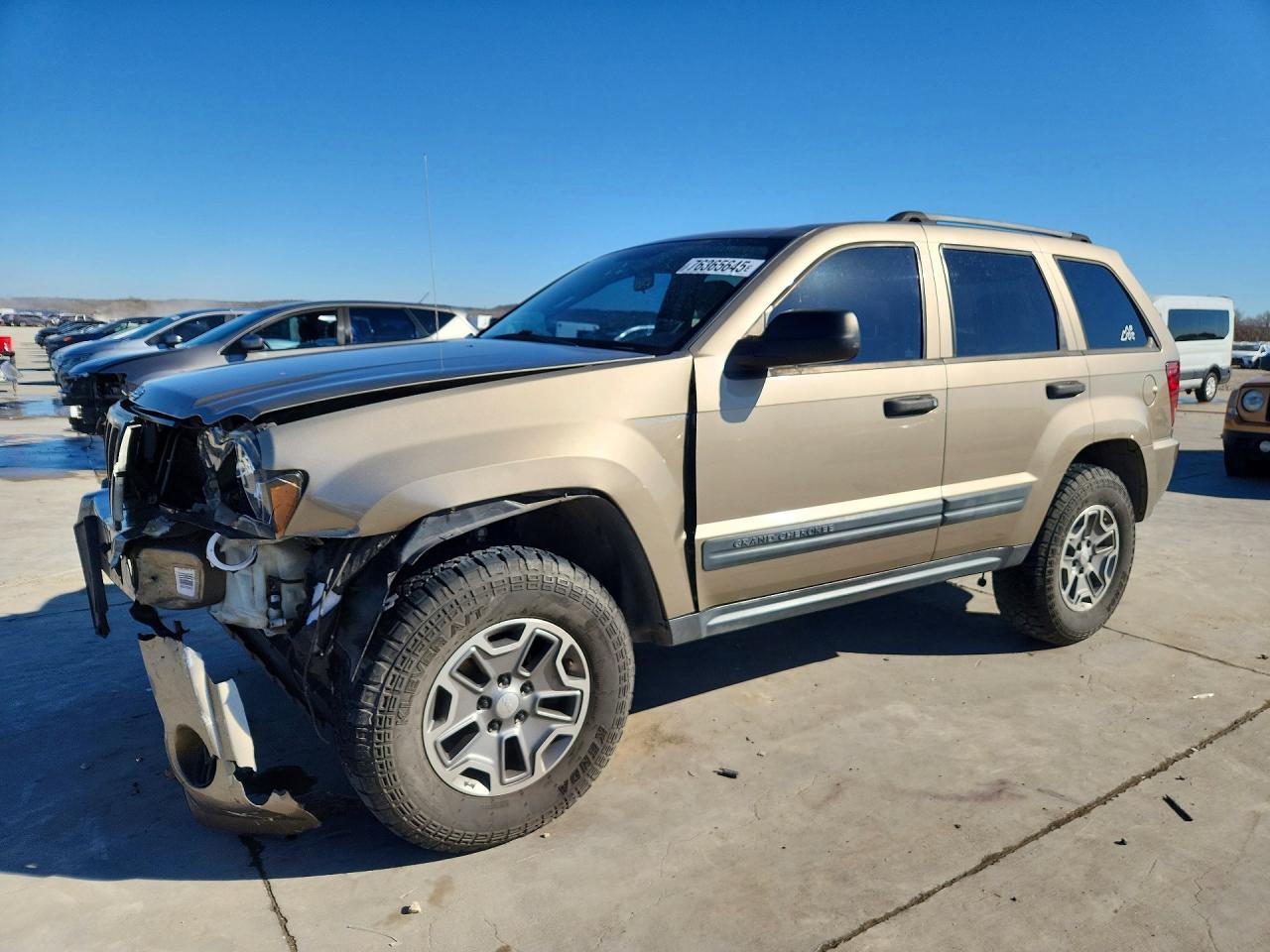2006 Jeep Grand Cherokee Laredo, VIN 1J4GR48K16C286900 — Front end