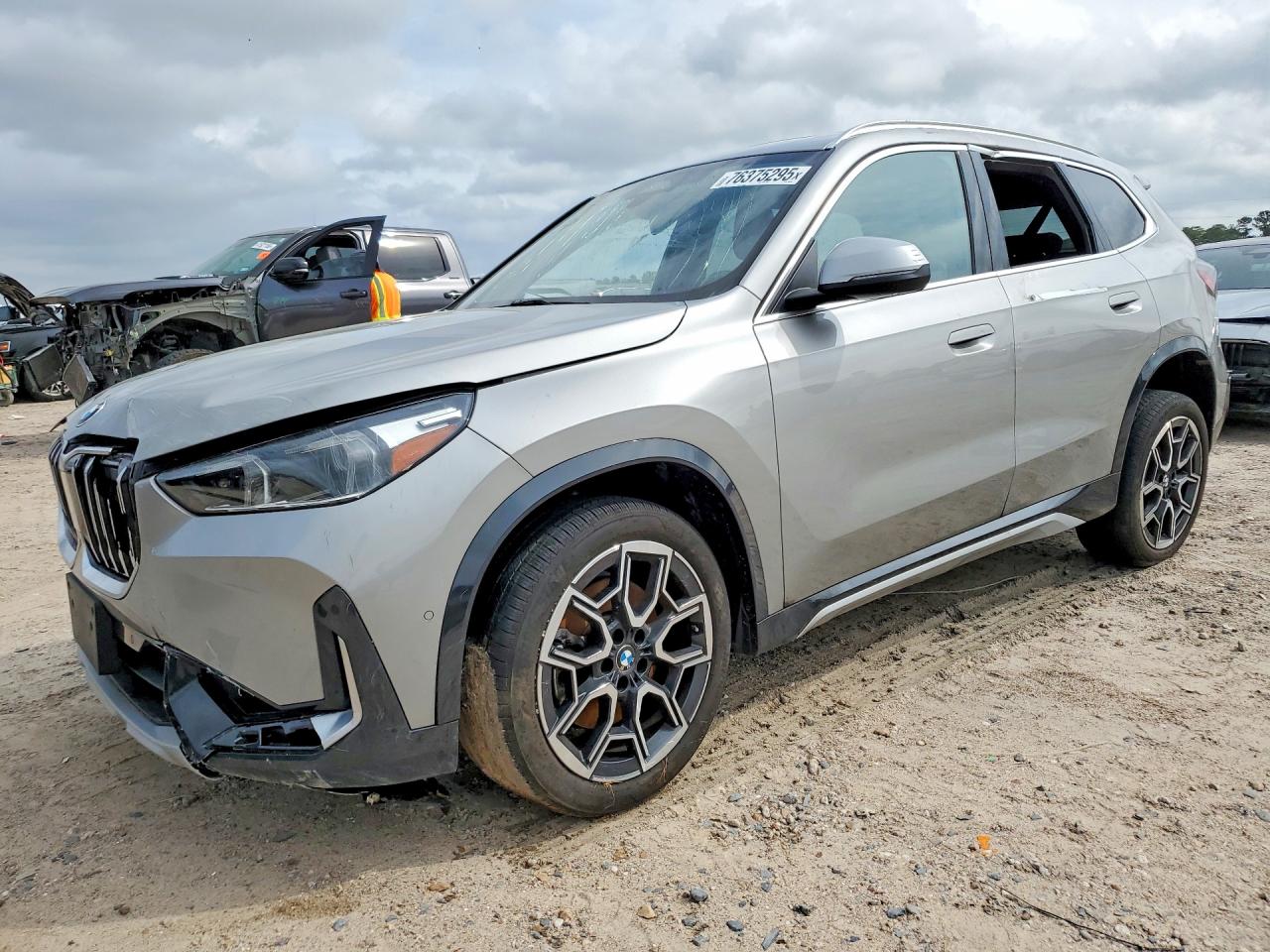 2025 BMW X1 xDrive28i, VIN WBX73EF0XS5060290 — Бок