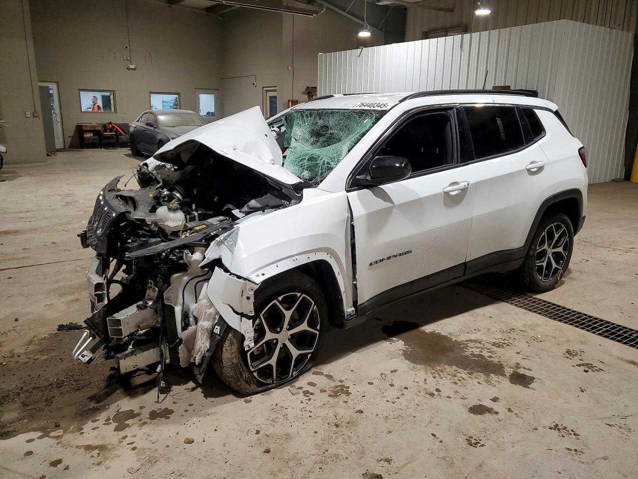 2024 Jeep Compass Latitude, VIN 3C4NJDBN3RT598863 — Front end