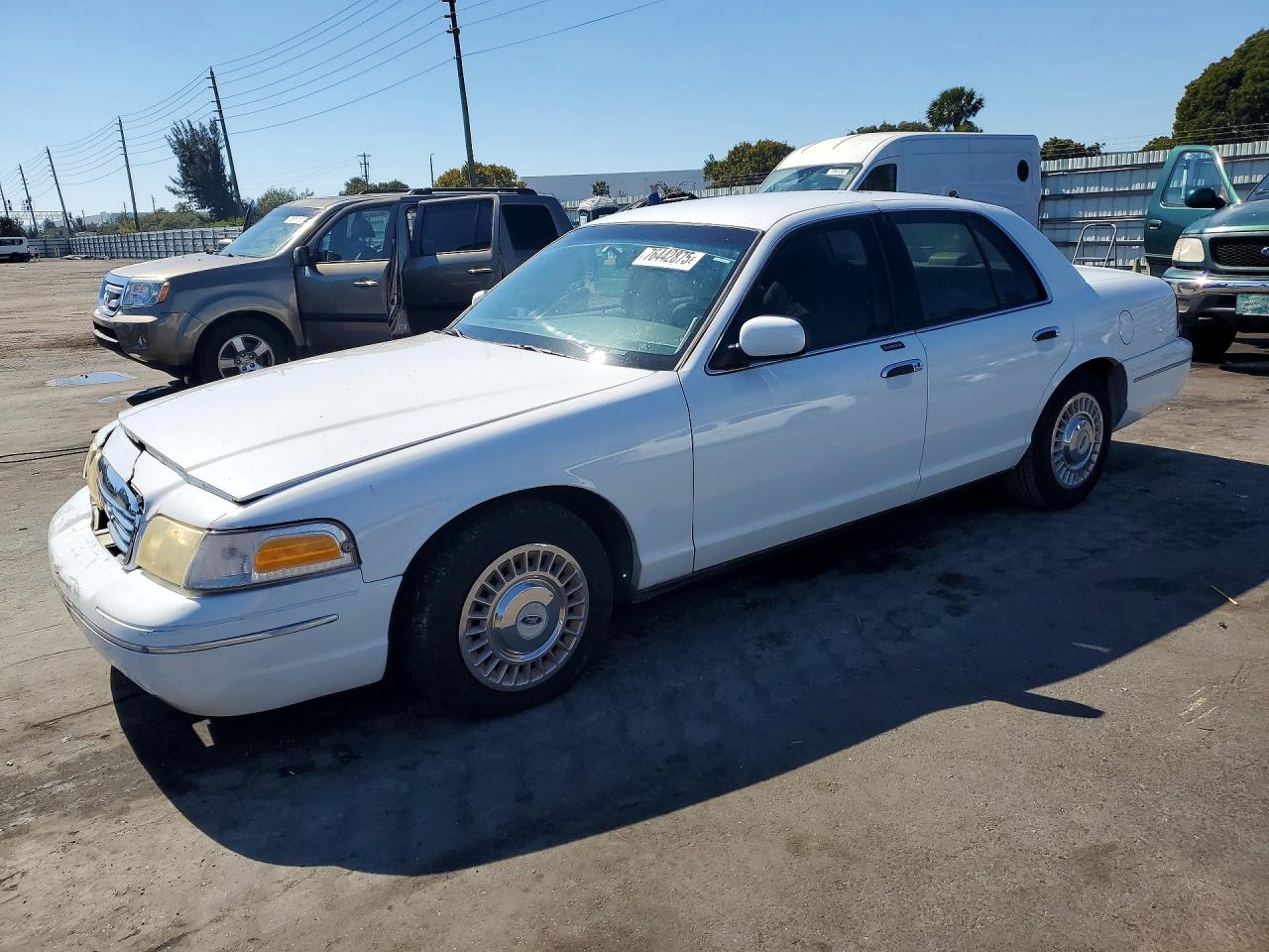 2000 Ford Crown Victoria, VIN 2FAFP73W4YX123754 — Front end
