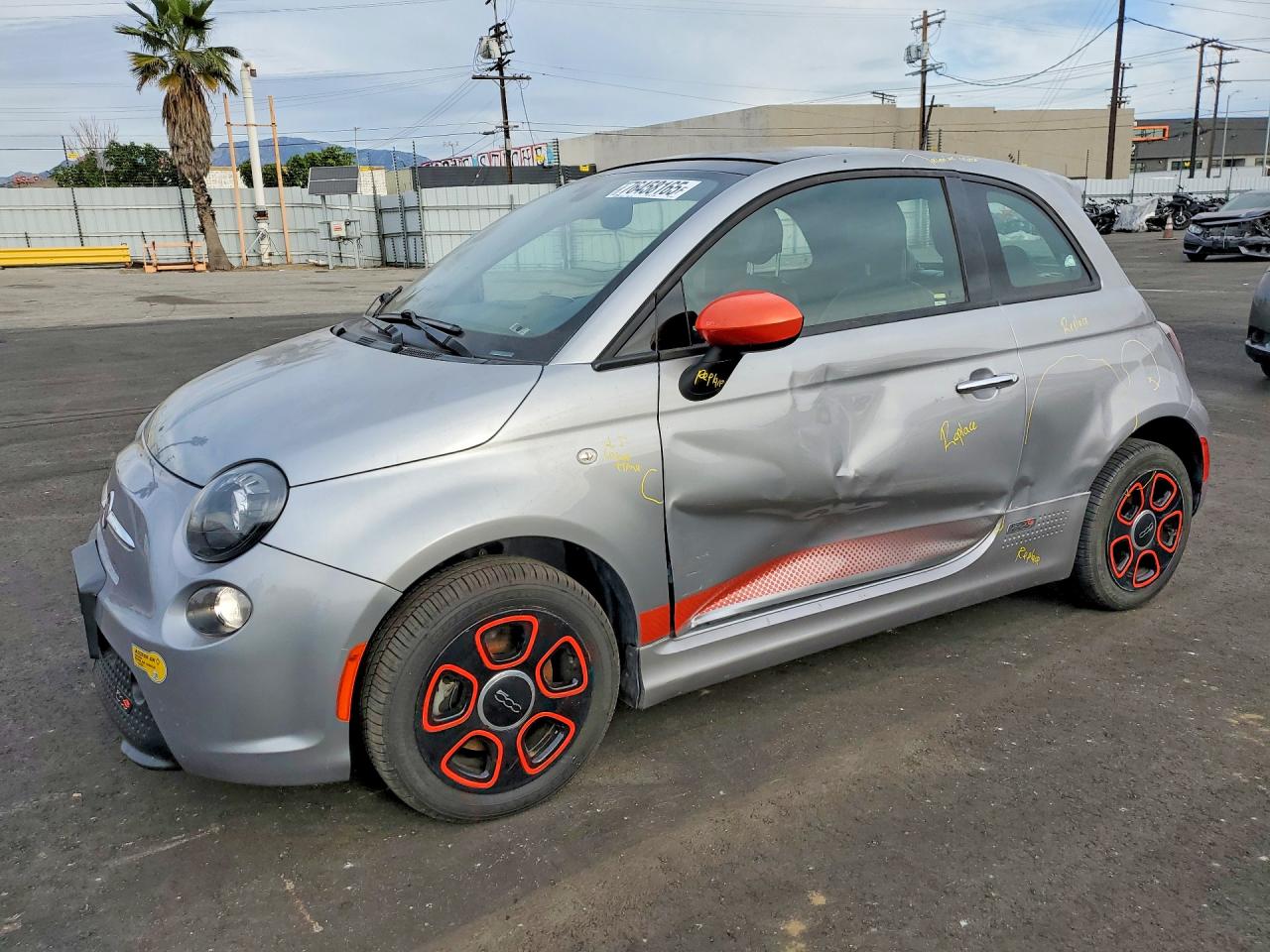 2018 FIAT 500e, VIN 3C3CFFGE2JT362551 — Бок
