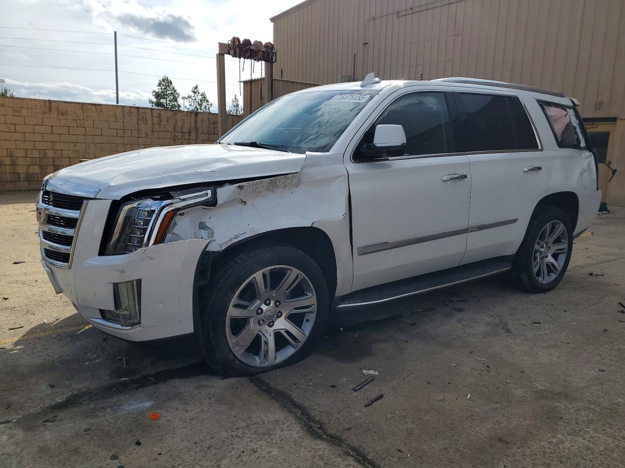 2017 Cadillac Escalade Luxury, VIN 1GYS4BKJ6HR160755 — Front end