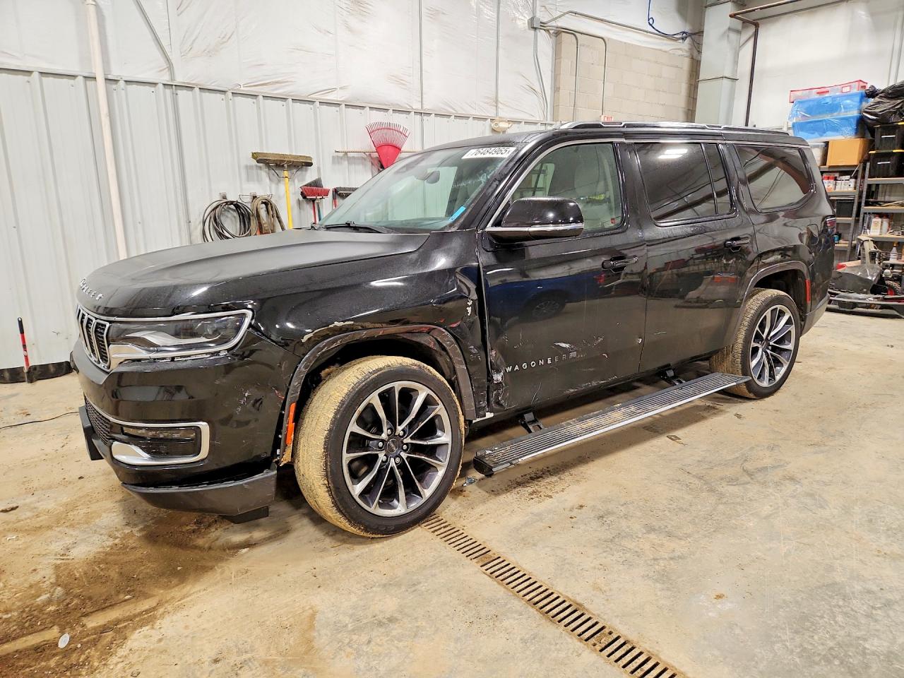 2022 Jeep Wagoneer Series III, VIN 1C4SJVDT7NS114225 — Перед