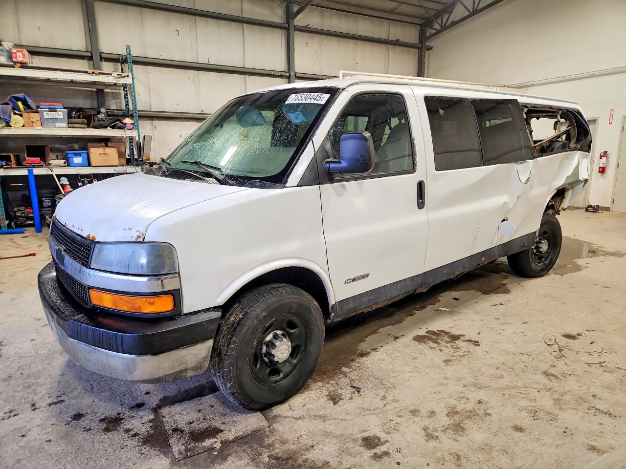 2006 Chevrolet Express Passenger, VIN 1GAHG39U461227340 — Rear end