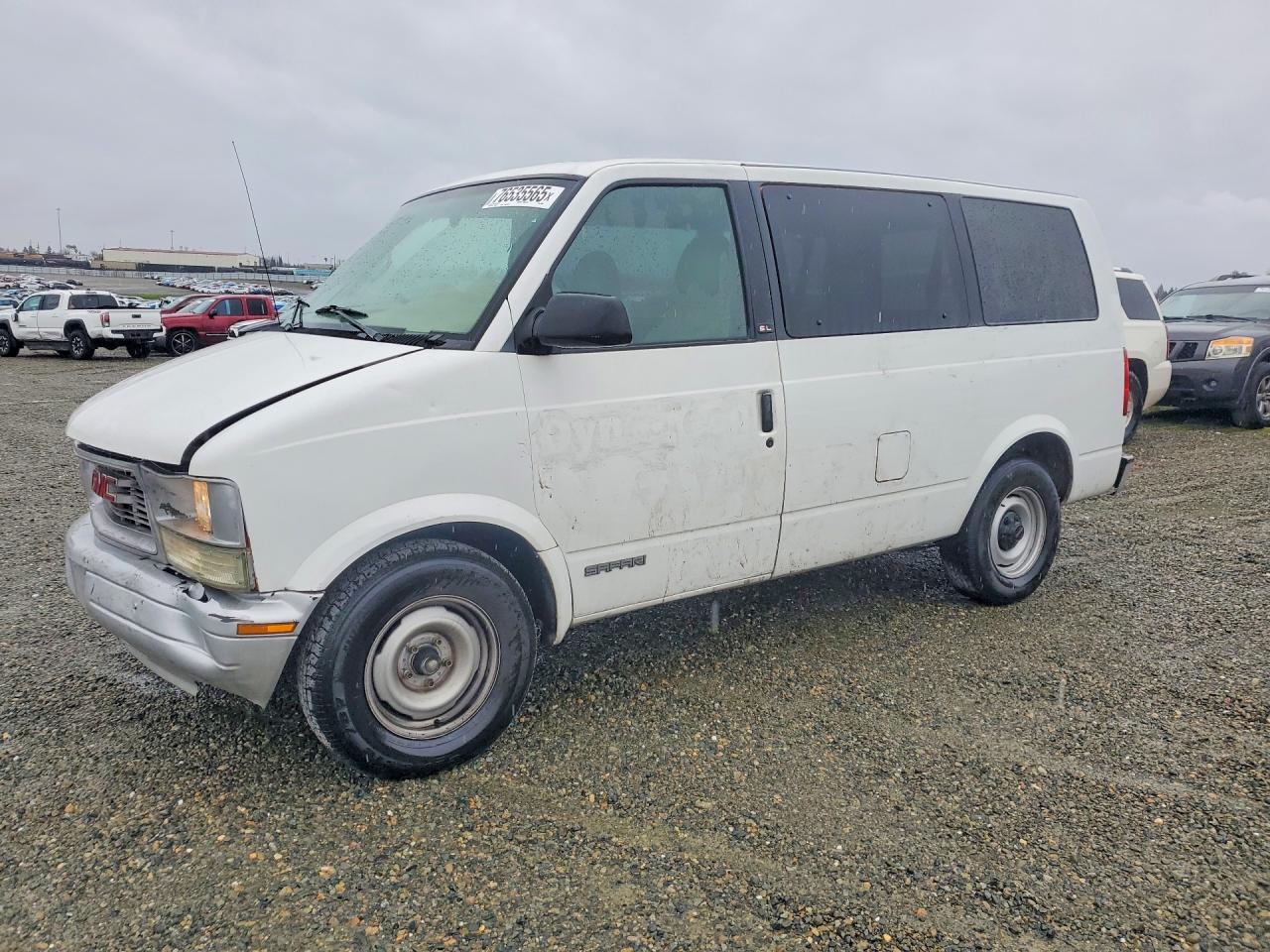2000 GMC Safari, VIN 1GKDM19W7YB538881 — Front end
