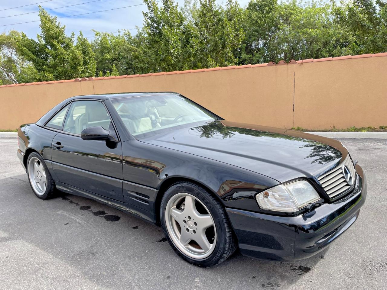 2002 Mercedes-Benz SL 500, VIN WDBFA68F92F202188 — Normal wear