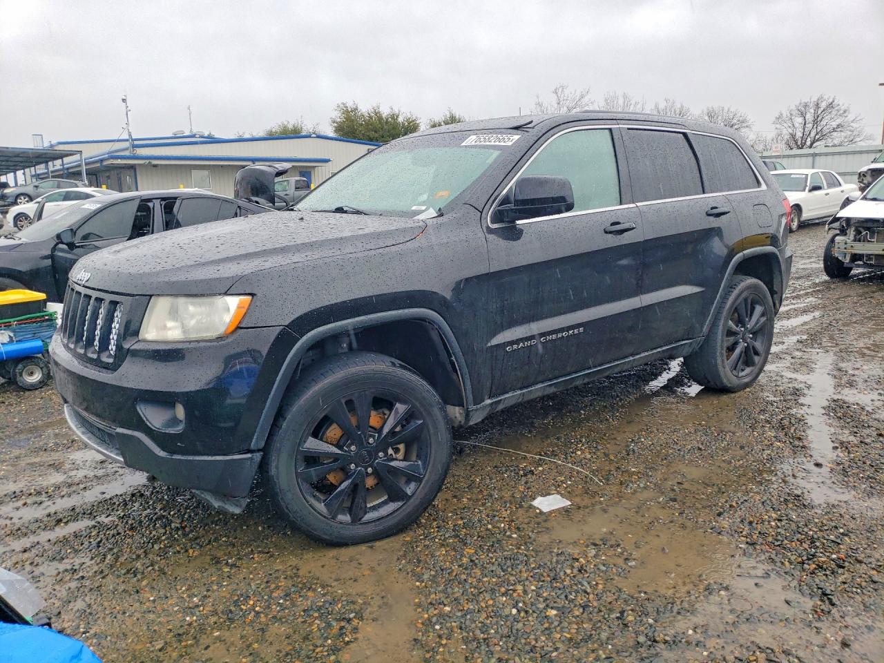 2013 Jeep Grand Cherokee Laredo, VIN 1C4RJEAT3DC591598 — Side