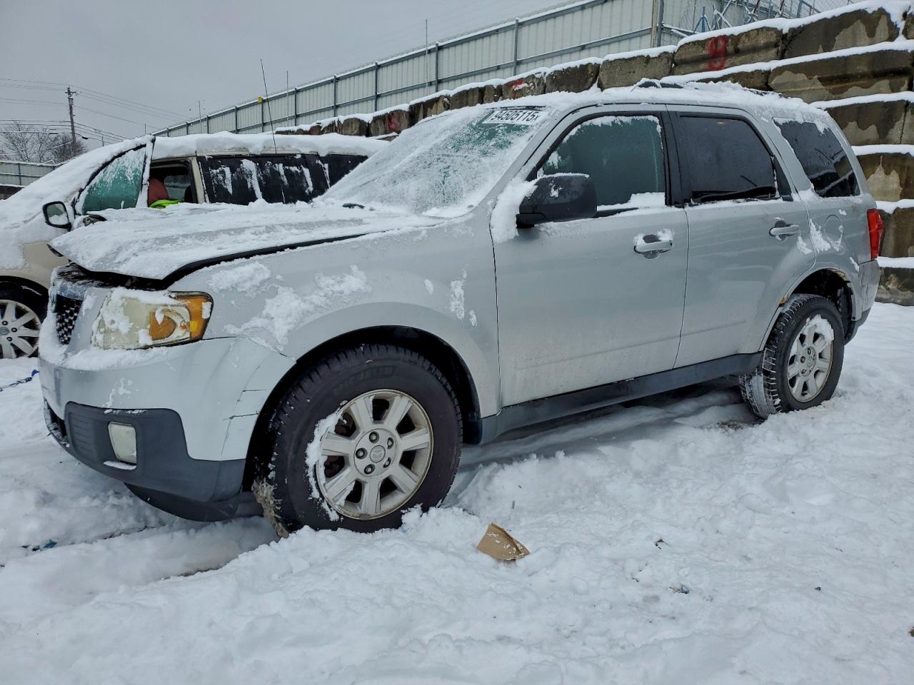 2010 Mazda Tribute Touring, VIN 4F2CY9C78AKM04592 — Перед