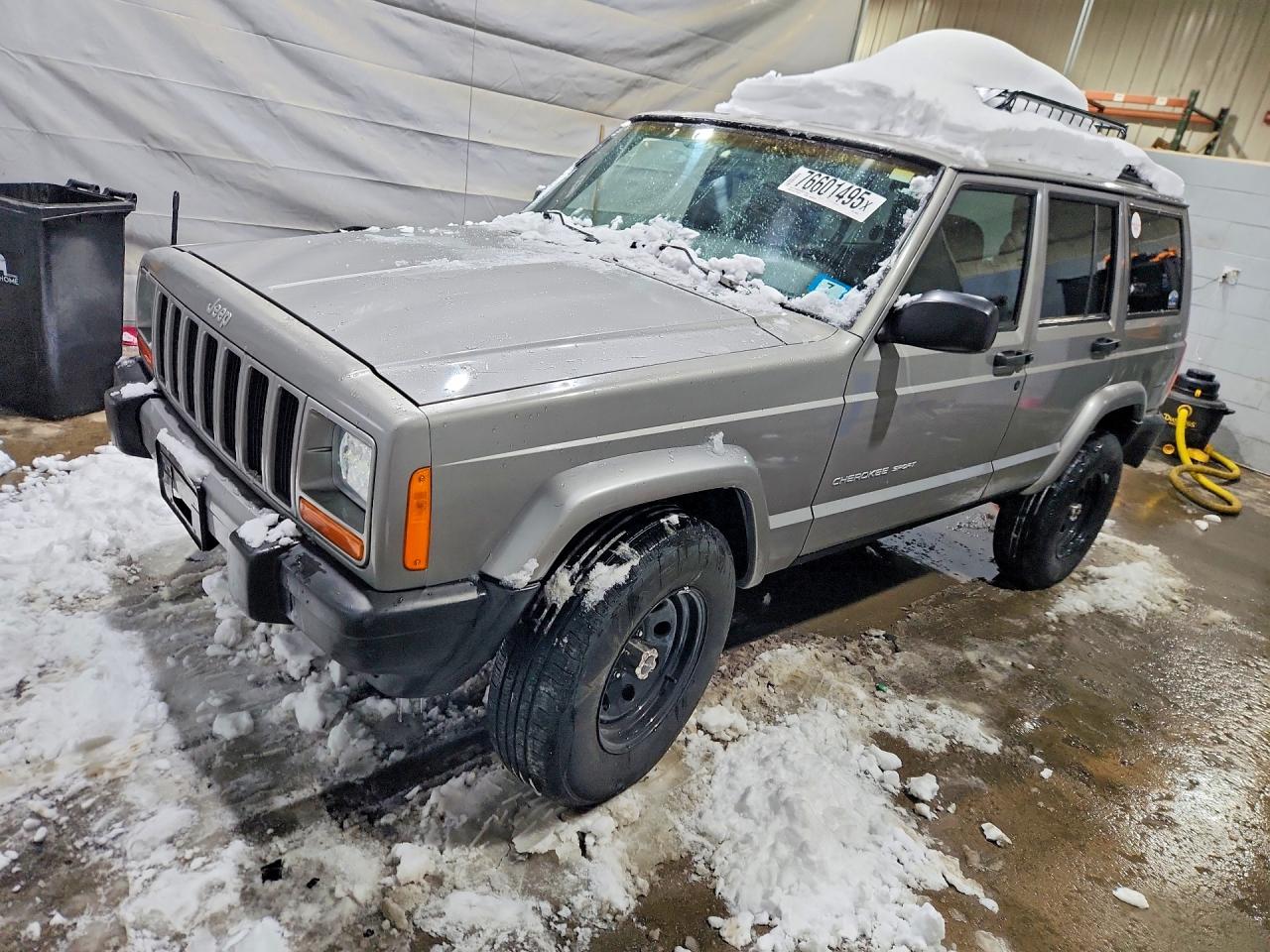2001 Jeep Cherokee Sport, VIN 1J4FF48S11L559573 — Rear end