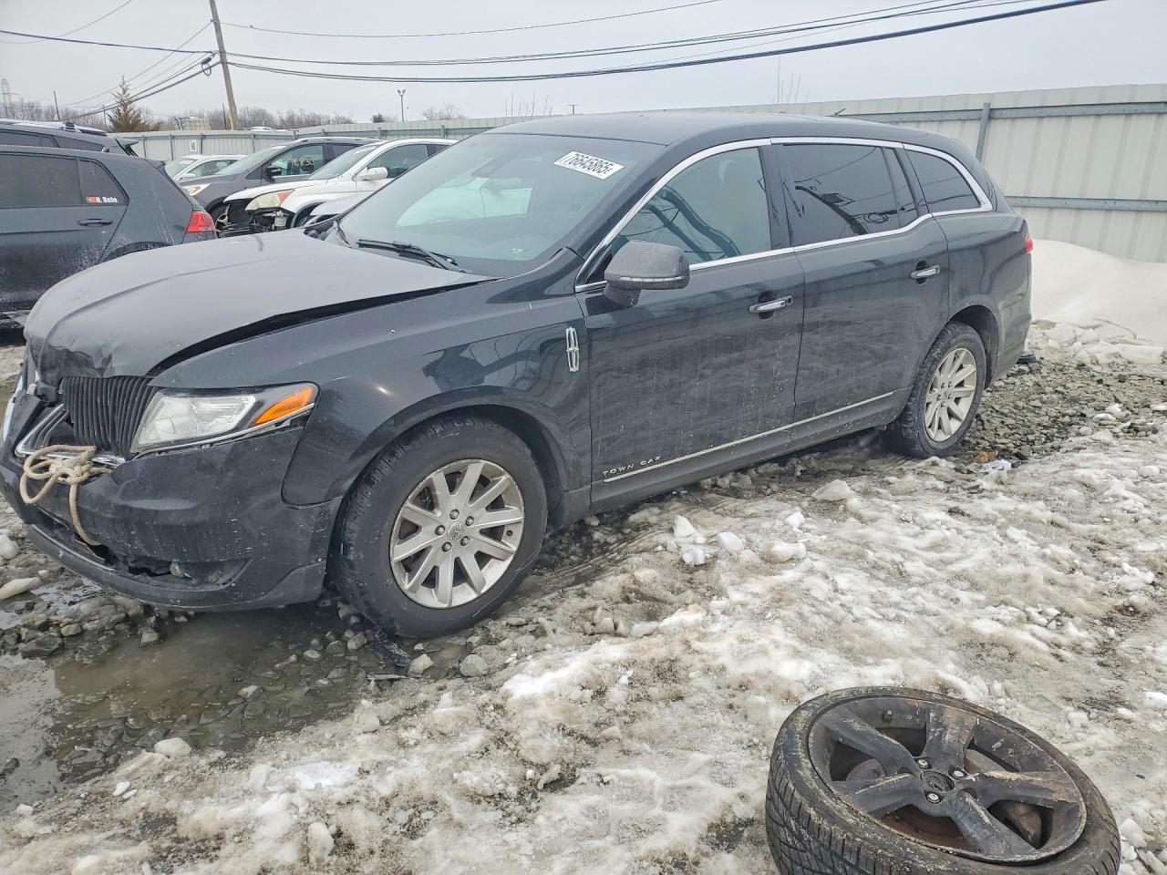 2015 Lincoln MKT, VIN 2LMHJ5NK6FBL00544 — Front end