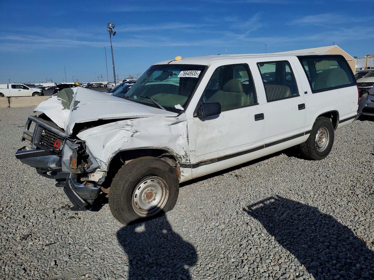 1996 GMC Suburban, VIN 3GKFK16R3TG517376 — Front end