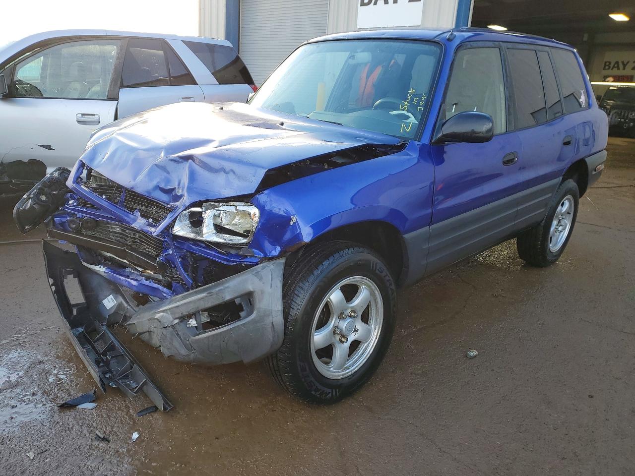 1998 Toyota RAV4, VIN JT3HP10V4W0165790 — Front end