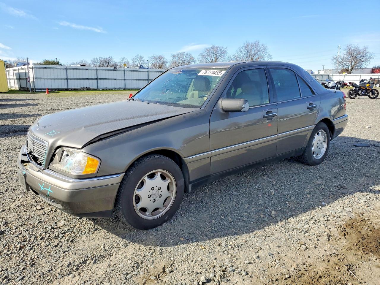 1994 Mercedes-Benz C 230/260/280/320, VIN WDBHA28E5RF102513 — Front end