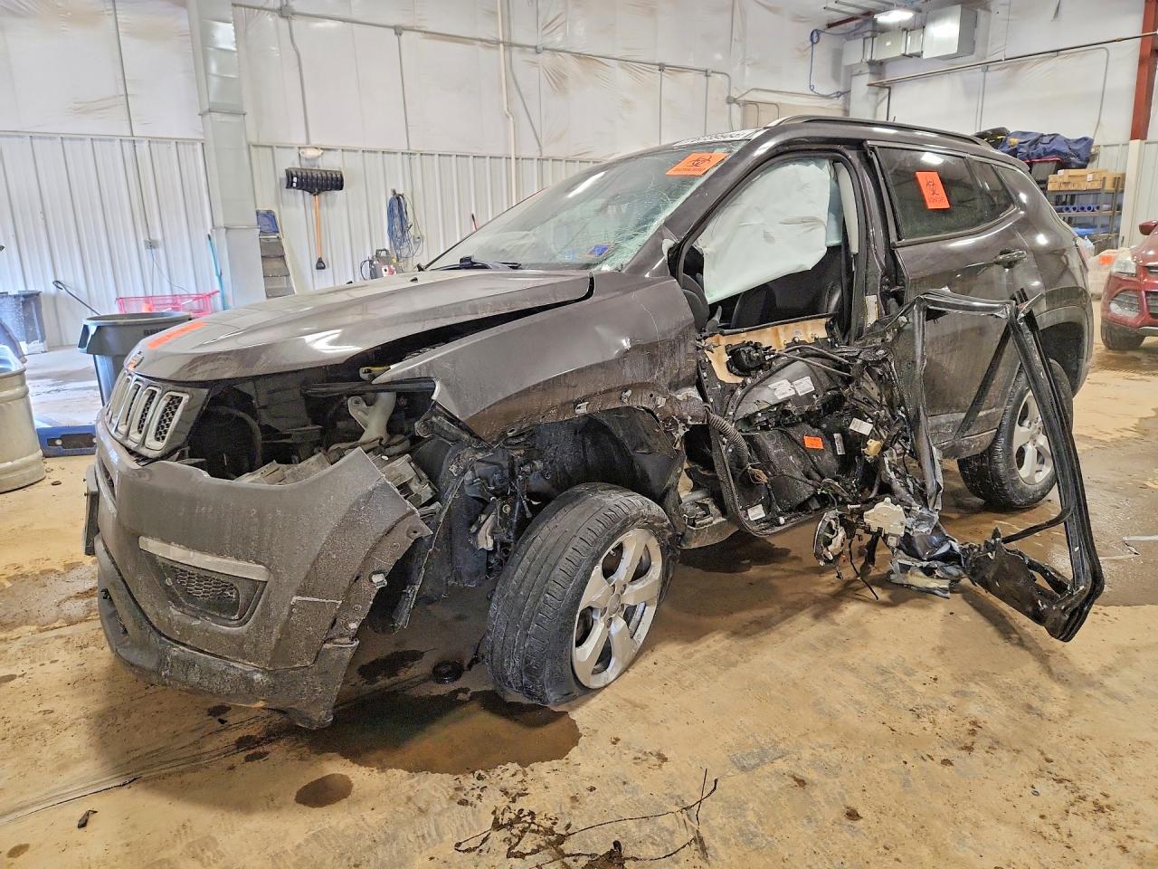 2018 Jeep Compass Latitude, VIN 3C4NJDBB9JT333469 — Side