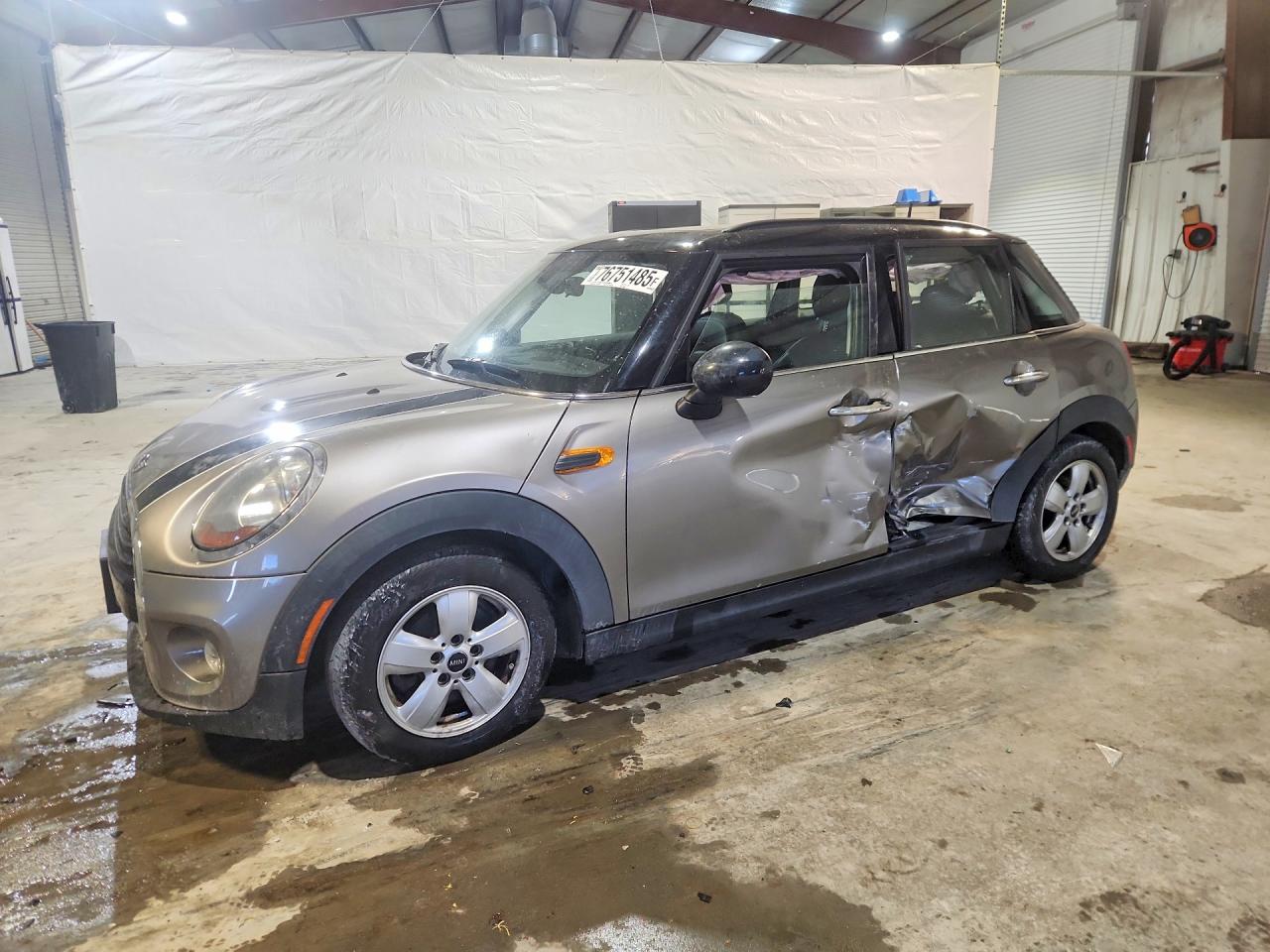 2018 MINI Hardtop 4 Door Cooper, VIN WMWXU1C53J2F93083 — Бок