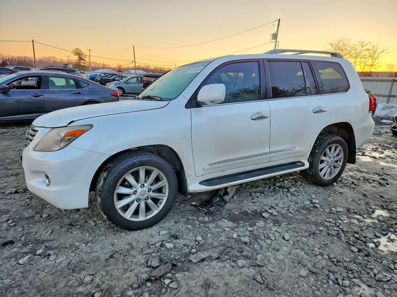 2009 Lexus LX 570, VIN JTJHY00W794024637 — Перед
