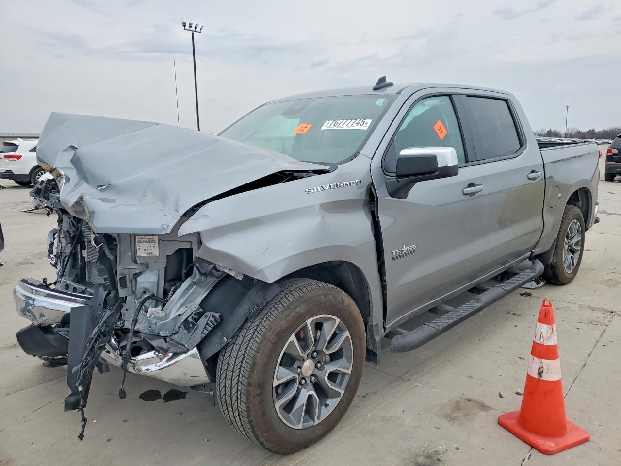 2025 Chevrolet Silverado 1500 LT, VIN 3GCPACED6SG396667 — Перед