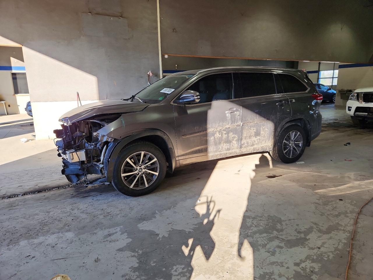 2018 Toyota Highlander XLE, VIN 5TDJZRFHXJS527117 — Front end
