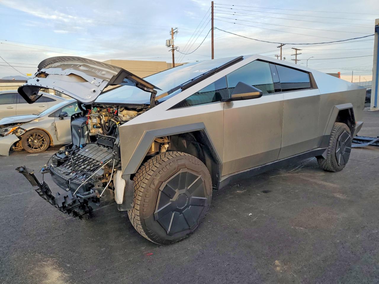 2024 Tesla Cybertruck, VIN 7G2CEHED9RA043642 — Front end