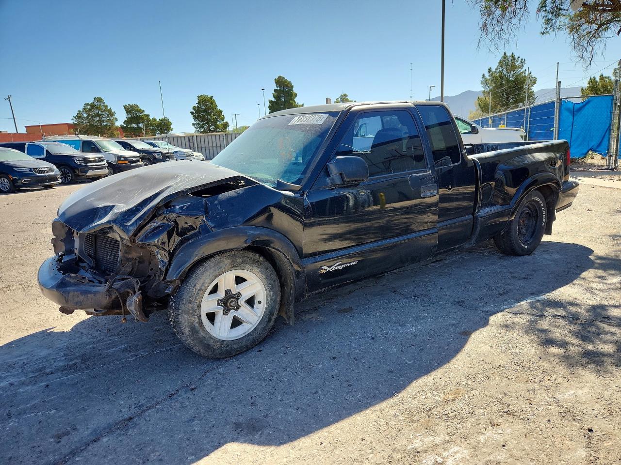 2000 Chevrolet S-10, VIN 1GCCS19W4Y8282192 — Front end
