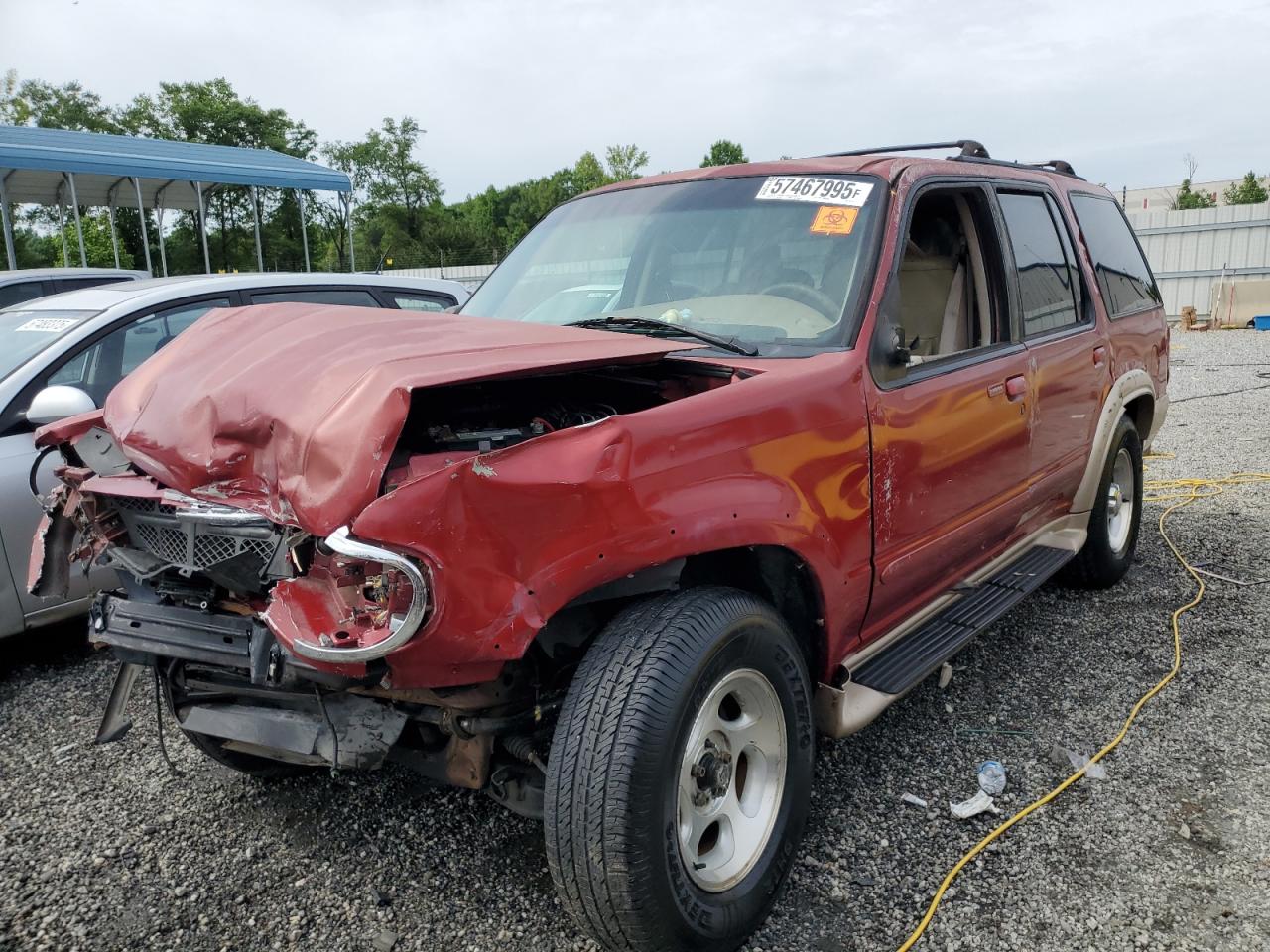 2000 Ford Explorer Eddie Bauer, VIN 1FMZU64E0YZB51797 — Front end