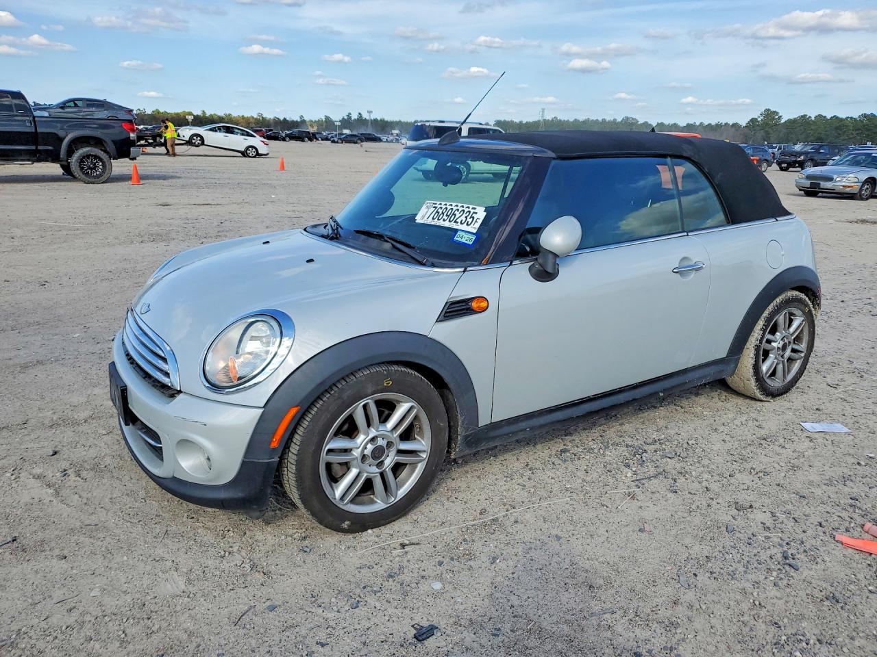 2012 MINI Convertible, VIN WMWZN3C59CT135043 — Днище