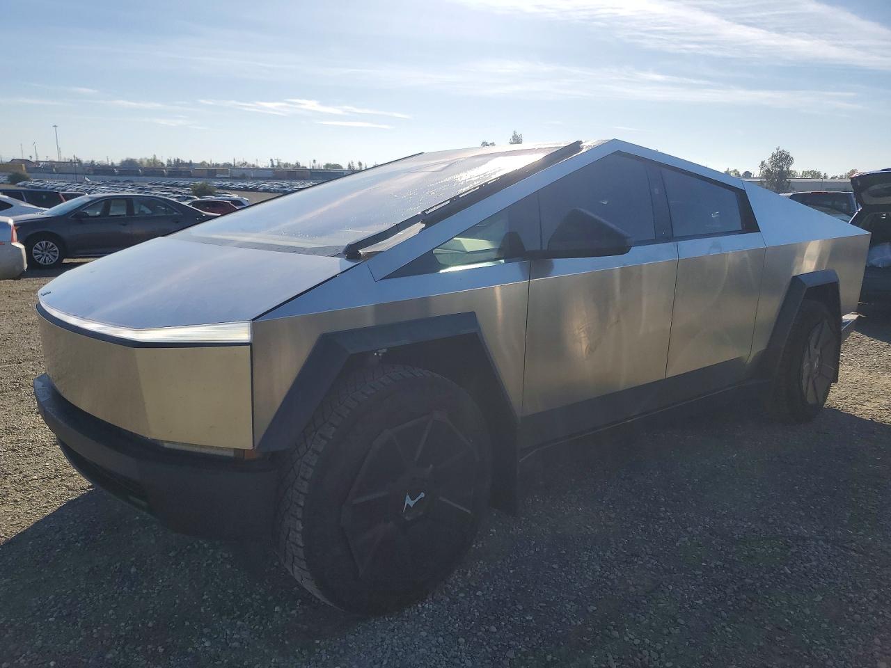 2025 Tesla Cybertruck Long Range, VIN 7G2CEGEC3SA076420 — Minor dents and scratches
