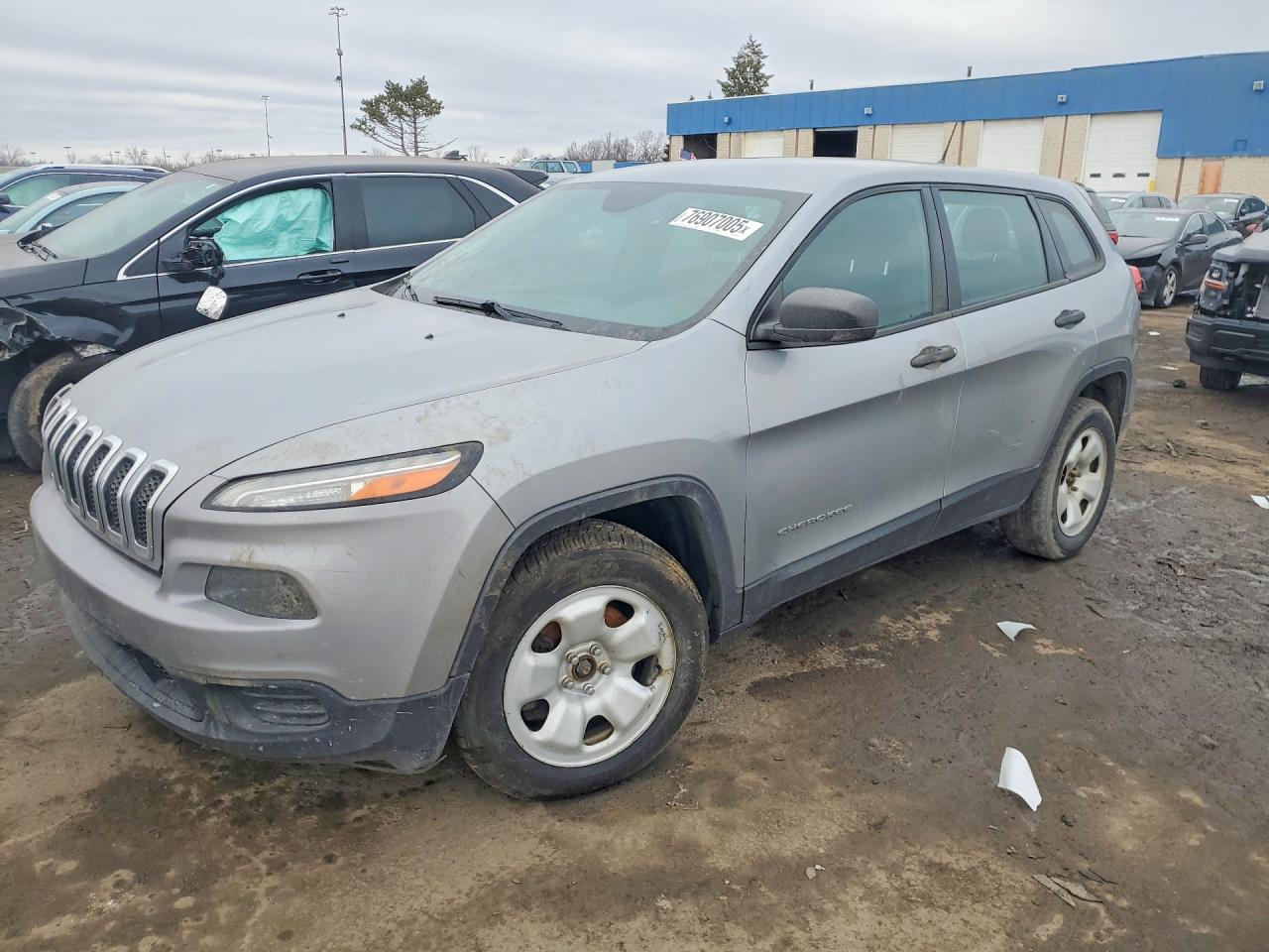 2015 Jeep Cherokee Sport, VIN 1C4PJMAB0FW546256 — Auction photo 1 of 13