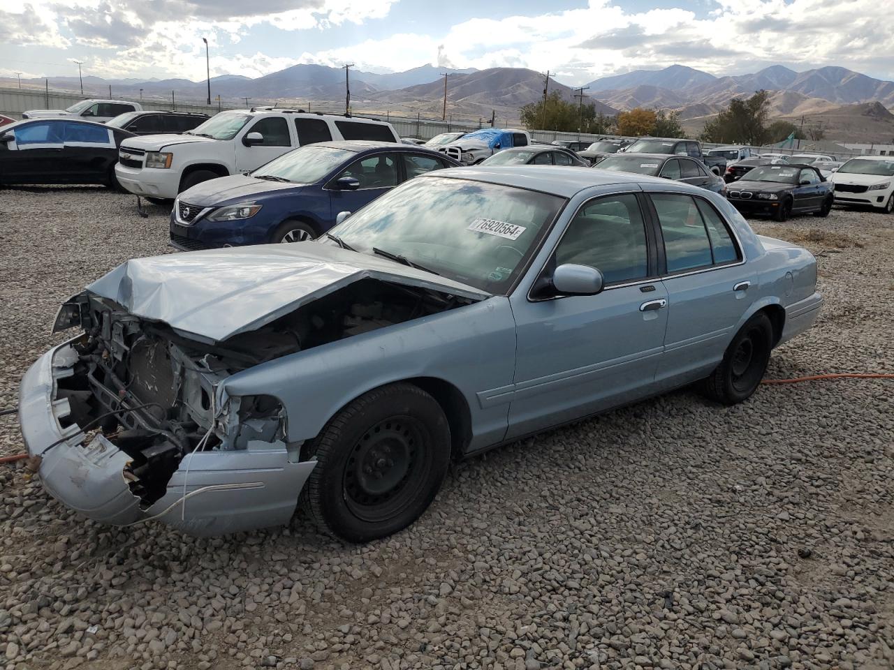 2002 Ford Crown Victoria Standard, VIN 2FAFP73W62X129904 — Front end