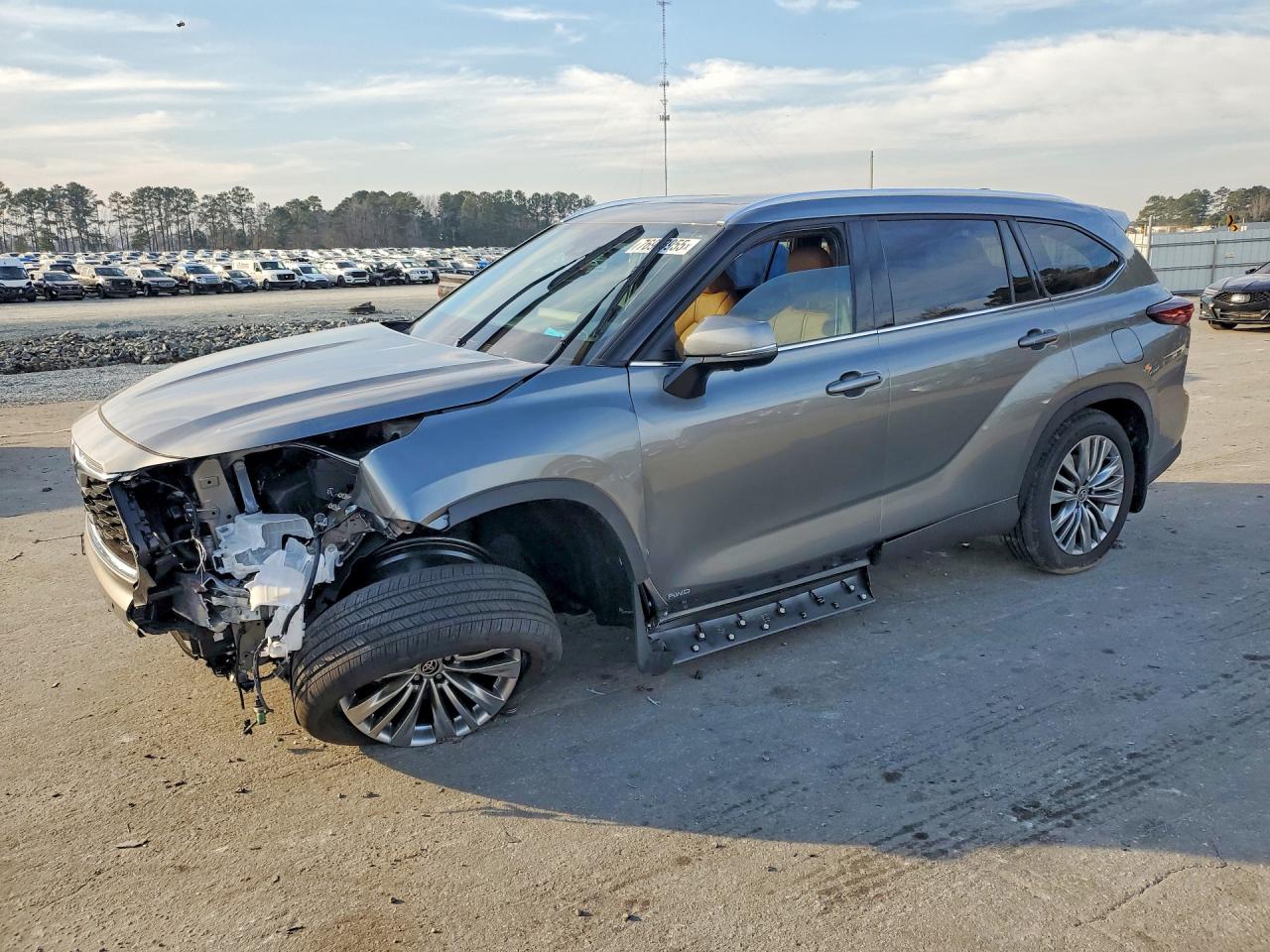 2026 Toyota Highlander Hybrid Platinum, VIN 5TDEBRCH0TS697712 — Front end