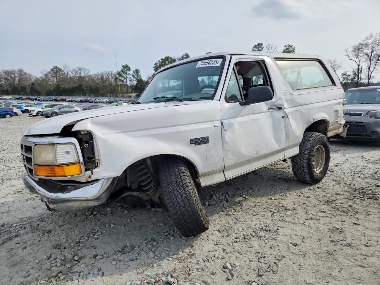 1995 Ford Bronco Eddie Bauer, VIN 1FMEU15N6SLA58535 — Front end