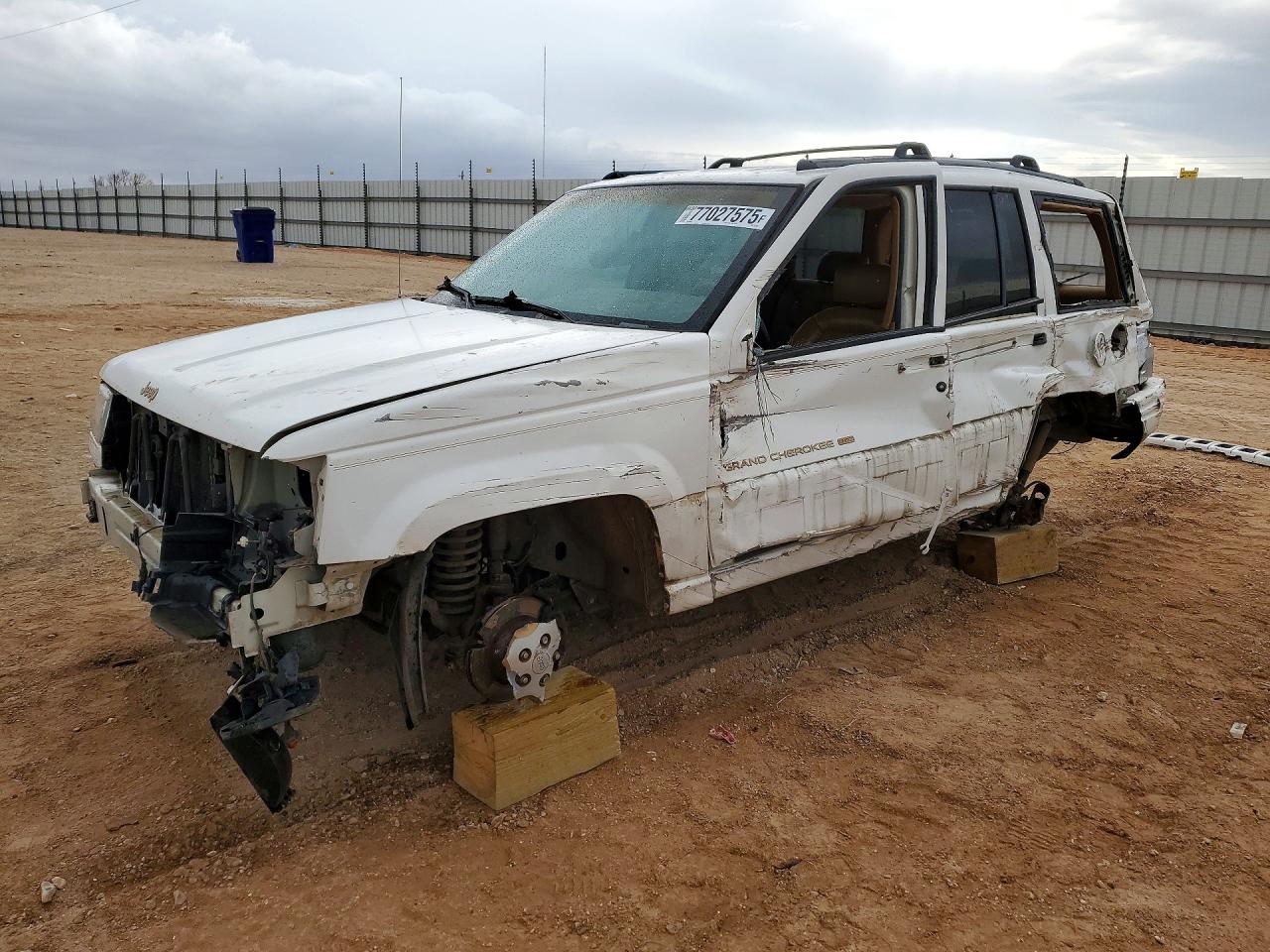 1996 Jeep Grand Cherokee Limited, VIN 1J4GZ78Y7TC233460 — Side