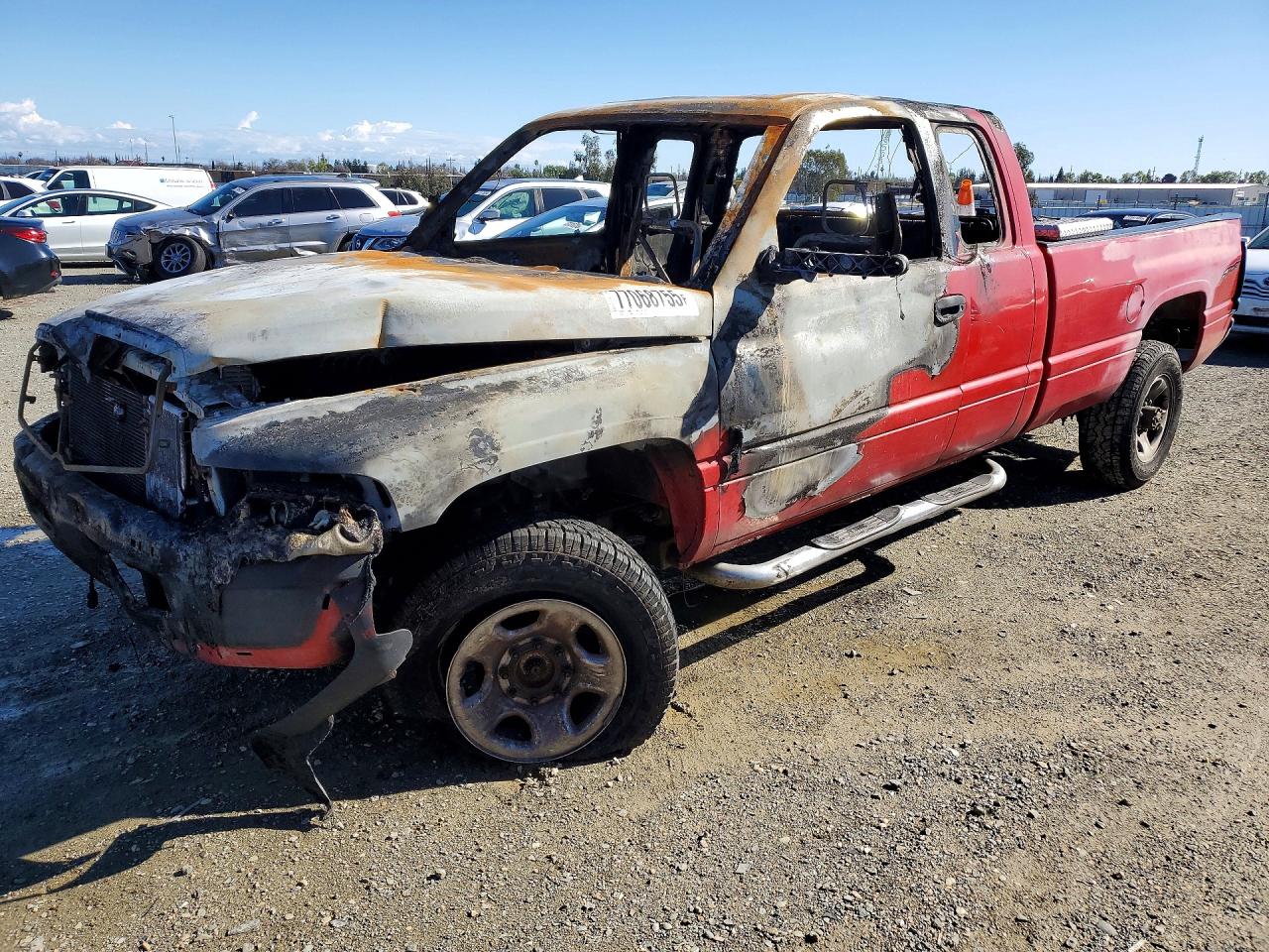1998 Dodge 2500, VIN 1B7KF23D6WJ117070 — Пожар