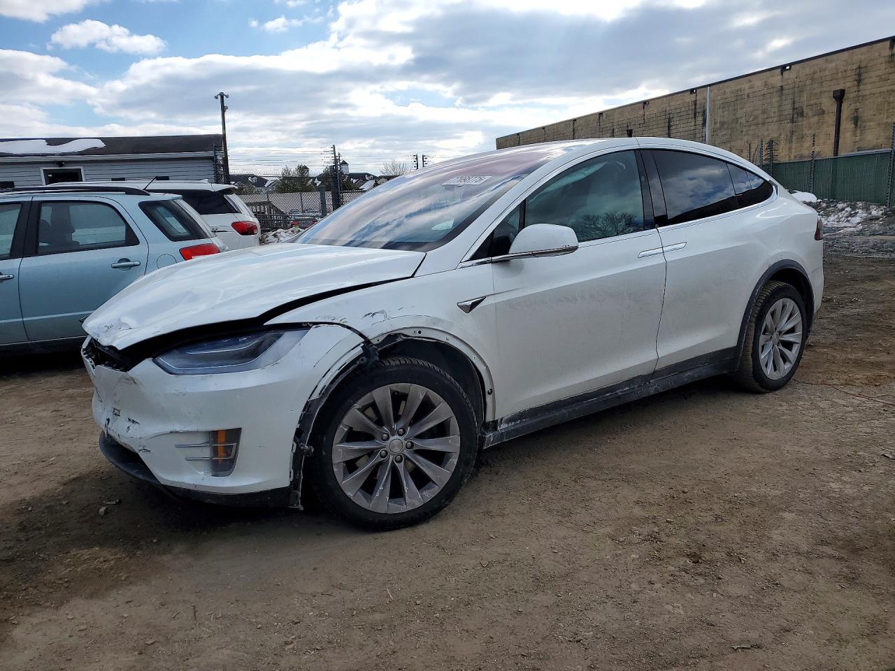 2019 Tesla Model X 75D, VIN 5YJXCAE25KF197208 — Front end
