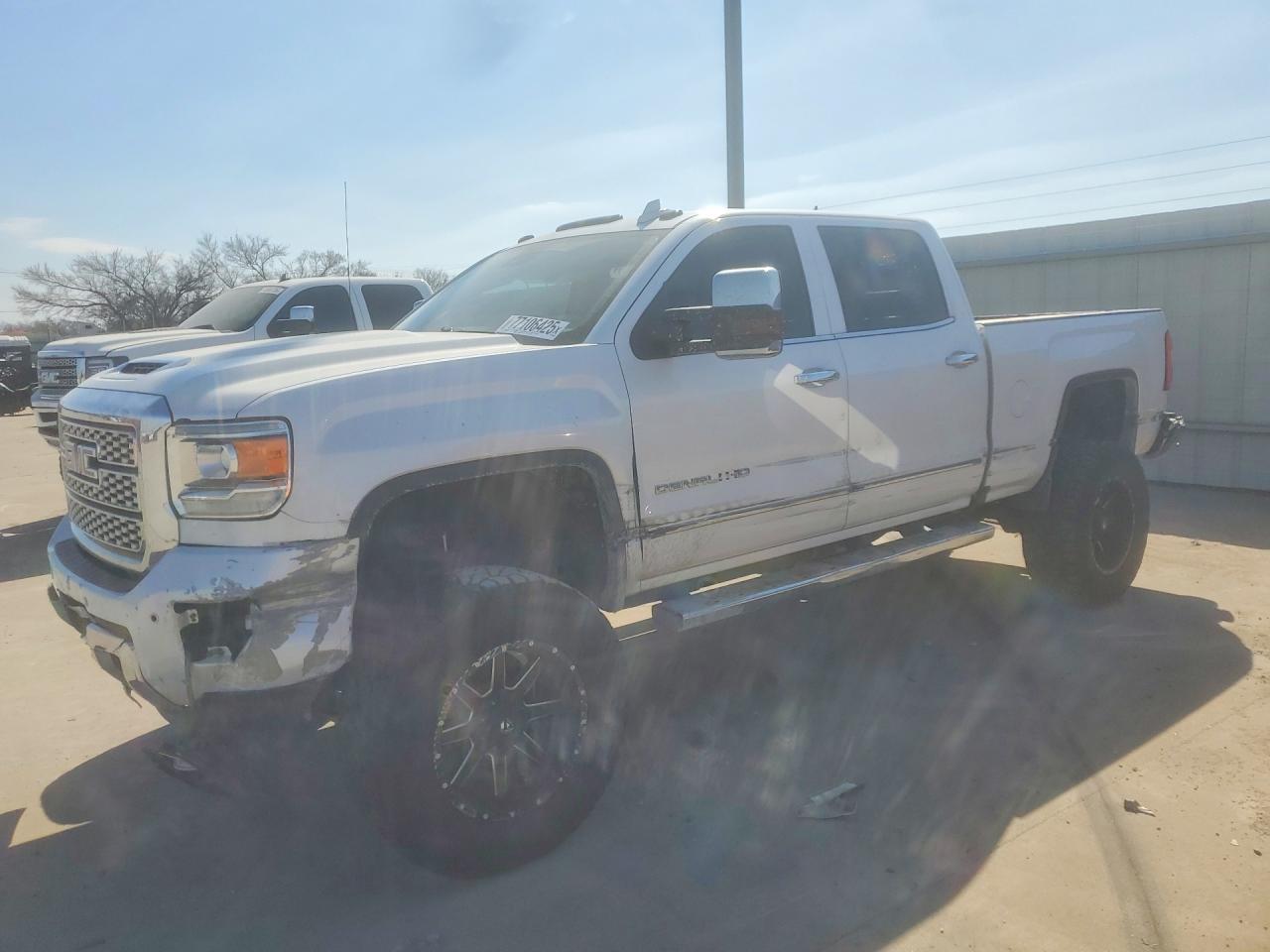 2019 GMC Sierra 2500HD Denali, VIN 1GT12SEY8KF241054 — Front end