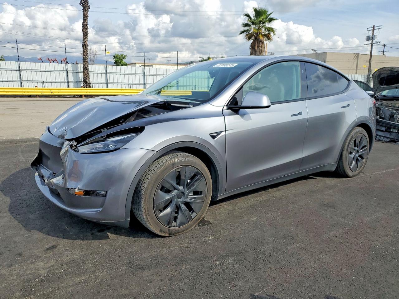 2024 Tesla Model Y Long Range, VIN 7SAYGAEE2RF126368 — Front end